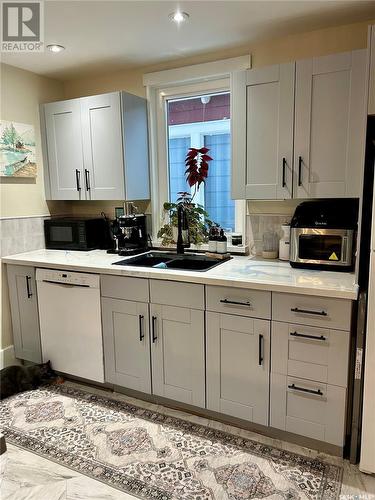 824 4Th Avenue N, Saskatoon, SK - Indoor Photo Showing Kitchen With Double Sink