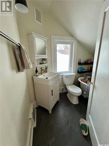 824 4Th Avenue N, Saskatoon, SK - Indoor Photo Showing Bathroom