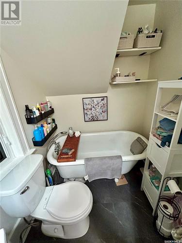 824 4Th Avenue N, Saskatoon, SK - Indoor Photo Showing Bathroom