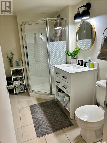 824 4Th Avenue N, Saskatoon, SK - Indoor Photo Showing Bathroom