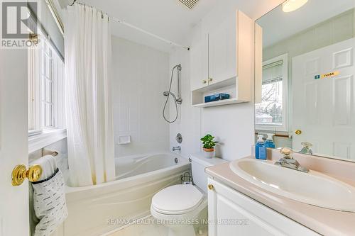 1935 Calgary Court, Mississauga, ON - Indoor Photo Showing Bathroom