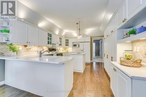 1935 Calgary Court, Mississauga, ON - Indoor Photo Showing Kitchen