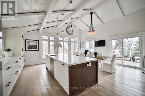 4028 Millar Crescent, Burlington, ON - Indoor Photo Showing Kitchen With Upgraded Kitchen