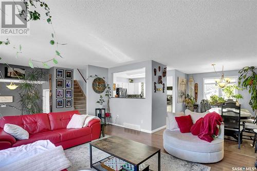 330 Dalgliesh Drive, Regina, SK - Indoor Photo Showing Living Room