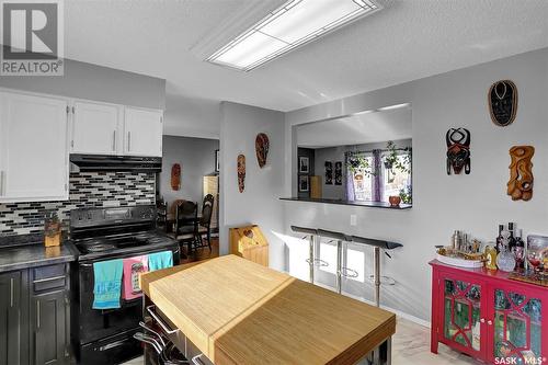 330 Dalgliesh Drive, Regina, SK - Indoor Photo Showing Kitchen