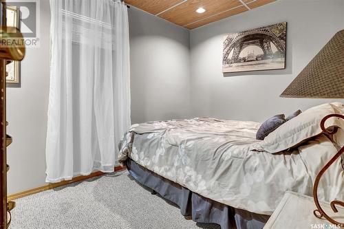 330 Dalgliesh Drive, Regina, SK - Indoor Photo Showing Bedroom