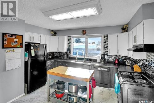 330 Dalgliesh Drive, Regina, SK - Indoor Photo Showing Kitchen