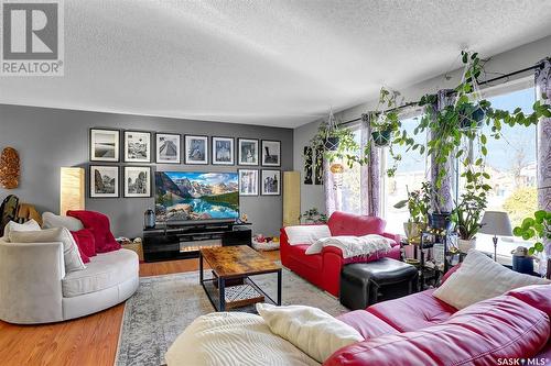 330 Dalgliesh Drive, Regina, SK - Indoor Photo Showing Living Room