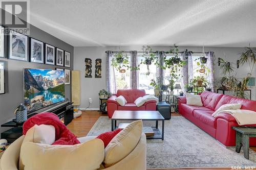 330 Dalgliesh Drive, Regina, SK - Indoor Photo Showing Living Room