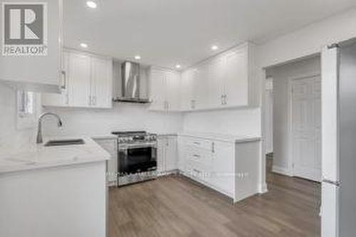 4281 Creeks End, Mississauga, ON - Indoor Photo Showing Kitchen