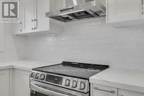 4281 Creeks End, Mississauga, ON - Indoor Photo Showing Kitchen