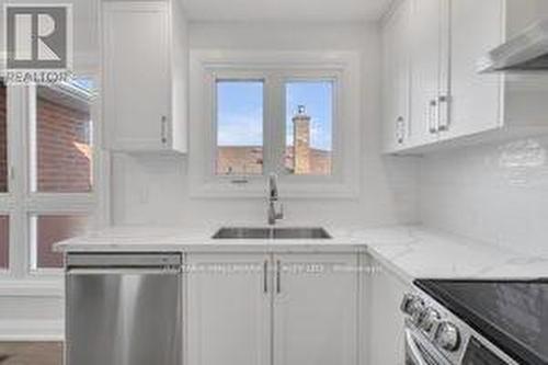 4281 Creeks End, Mississauga, ON - Indoor Photo Showing Kitchen