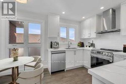 4281 Creeks End, Mississauga, ON - Indoor Photo Showing Kitchen