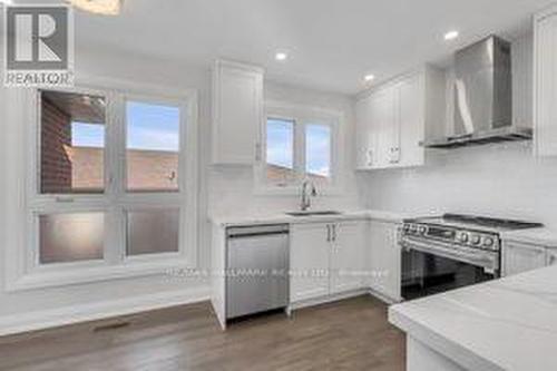 4281 Creeks End, Mississauga, ON - Indoor Photo Showing Kitchen