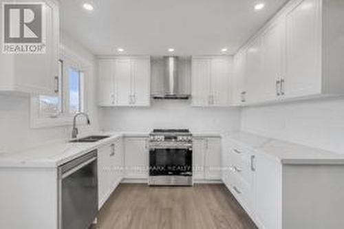 4281 Creeks End, Mississauga, ON - Indoor Photo Showing Kitchen