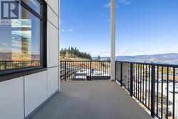 A 3-bed, 2-bath corner unit with views! - 