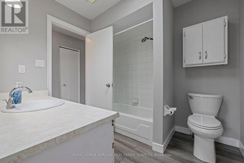 2483 Whittaker Drive, Burlington, ON - Indoor Photo Showing Bathroom