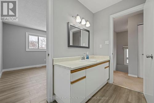 2483 Whittaker Drive, Burlington, ON - Indoor Photo Showing Bathroom