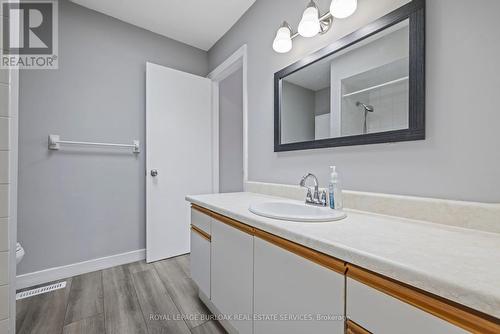 2483 Whittaker Drive, Burlington, ON - Indoor Photo Showing Bathroom