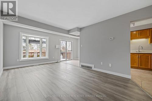 2483 Whittaker Drive, Burlington, ON - Indoor Photo Showing Living Room