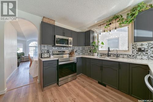 1707 Clive Bay E, Regina, SK - Indoor Photo Showing Kitchen