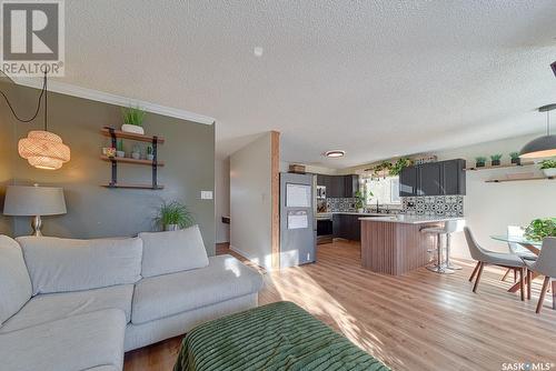 1707 Clive Bay E, Regina, SK - Indoor Photo Showing Living Room