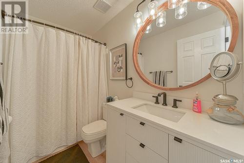 1707 Clive Bay E, Regina, SK - Indoor Photo Showing Bathroom