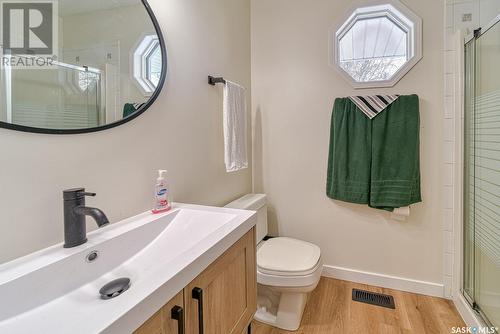 1707 Clive Bay E, Regina, SK - Indoor Photo Showing Bathroom