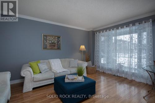 17 Hunterswood Crescent, Ottawa, ON - Indoor Photo Showing Living Room