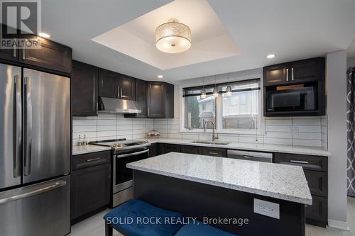 17 Hunterswood Crescent, Ottawa, ON - Indoor Photo Showing Kitchen With Upgraded Kitchen