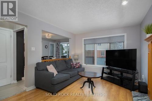 17 Hunterswood Crescent, Ottawa, ON - Indoor Photo Showing Living Room