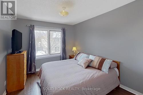 17 Hunterswood Crescent, Ottawa, ON - Indoor Photo Showing Bedroom