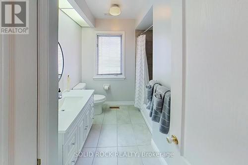 17 Hunterswood Crescent, Ottawa, ON - Indoor Photo Showing Bathroom