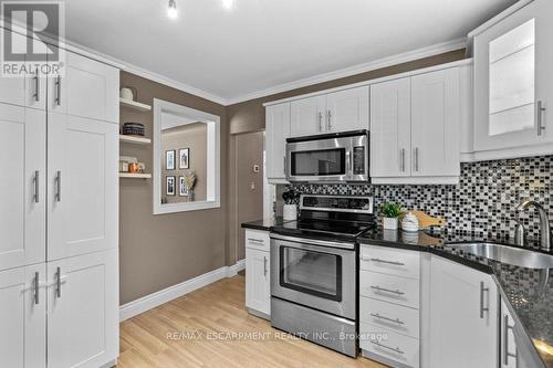 377 East 16Th Street, Hamilton, ON - Indoor Photo Showing Kitchen