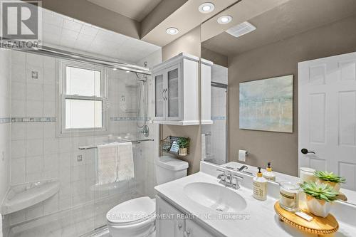 377 East 16Th Street, Hamilton, ON - Indoor Photo Showing Bathroom