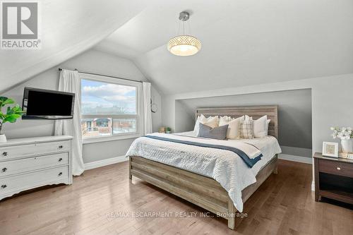 377 East 16Th Street, Hamilton, ON - Indoor Photo Showing Bedroom