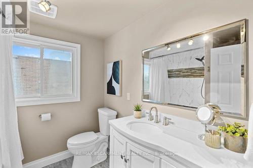 377 East 16Th Street, Hamilton, ON - Indoor Photo Showing Bathroom