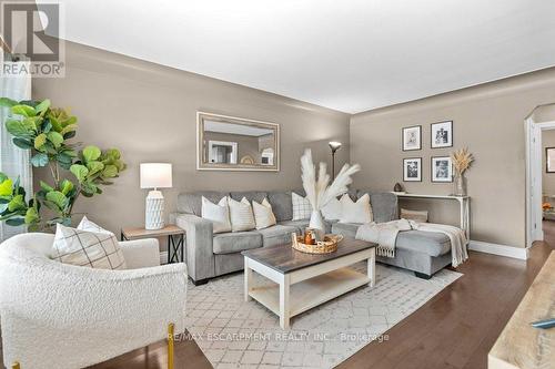 377 East 16Th Street, Hamilton, ON - Indoor Photo Showing Living Room