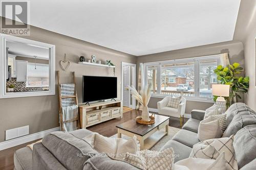 377 East 16Th Street, Hamilton, ON - Indoor Photo Showing Living Room