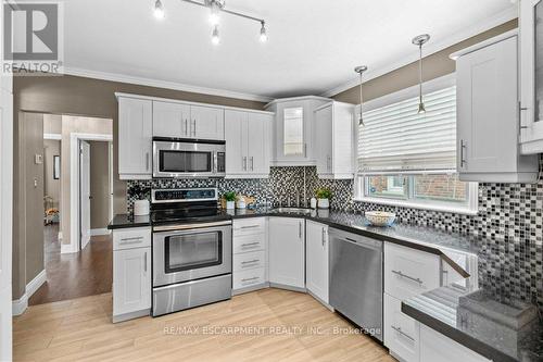 377 East 16Th Street, Hamilton, ON - Indoor Photo Showing Kitchen