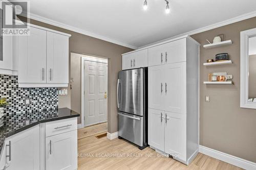 377 East 16Th Street, Hamilton, ON - Indoor Photo Showing Kitchen