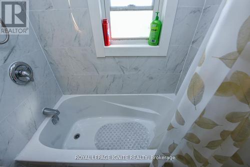 266 Adair Avenue N, Hamilton, ON - Indoor Photo Showing Bathroom