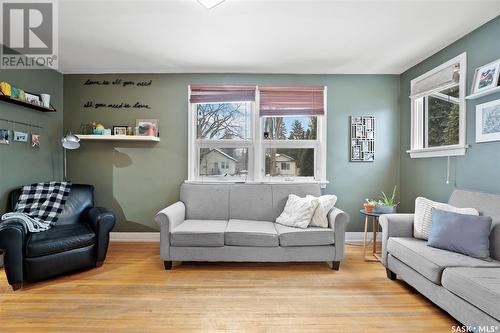 1208 Cairns Avenue, Saskatoon, SK - Indoor Photo Showing Living Room