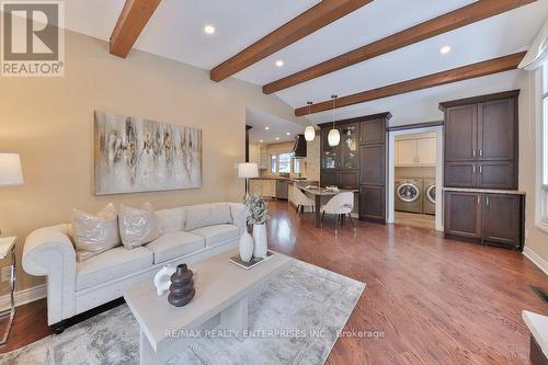 438 Temagami Crescent, Mississauga, ON - Indoor Photo Showing Living Room