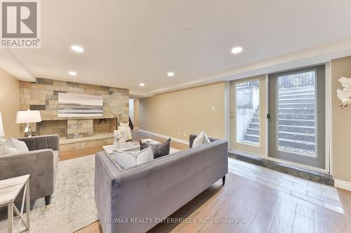 438 Temagami Crescent, Mississauga, ON - Indoor Photo Showing Living Room