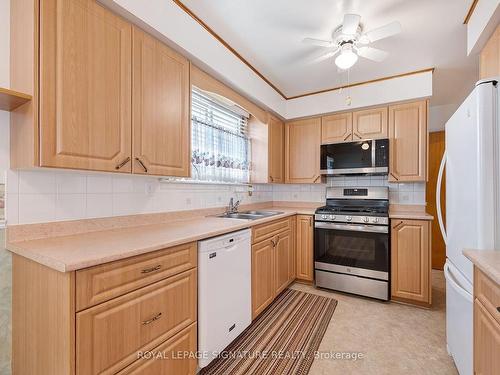 3289 Klaiman Dr, Mississauga, ON - Indoor Photo Showing Kitchen With Double Sink