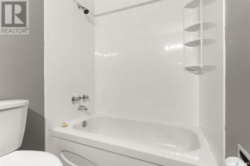 305 35 Alport Crescent, Regina, SK - Indoor Photo Showing Bathroom