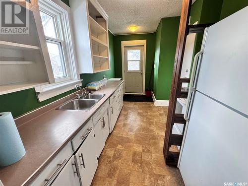 720 Dufferin Avenue, Saskatoon, SK - Indoor Photo Showing Kitchen With Double Sink