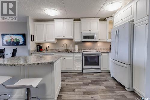 908 3520 Hillsdale Street, Regina, SK - Indoor Photo Showing Kitchen With Upgraded Kitchen