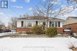 4 FERNWOOD CRESCENT  Hamilton, ON L8T 3L1